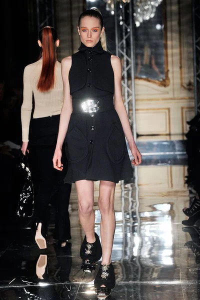 Look 16